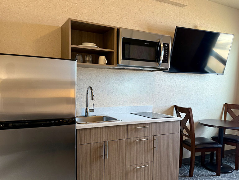 1 Queen Bed, Kitchen Room, Cooktop