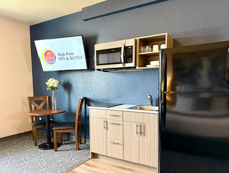 2 Queen Beds, Kitchen Room, Cooktop
